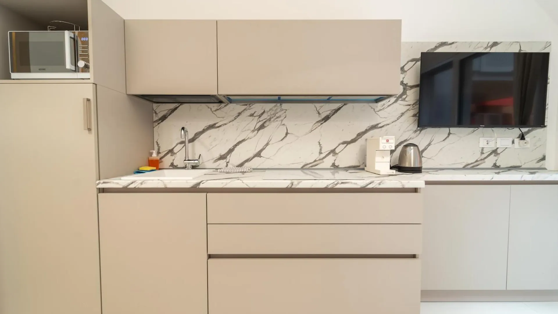Homeby, Mascarella Patio Apartment Bologne